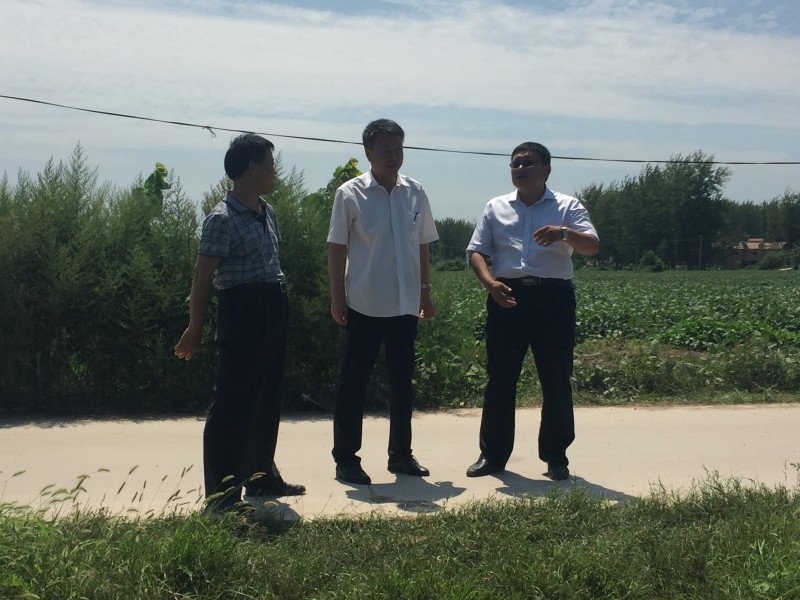 全丰航空董事长王志国（右一）在介绍泗县30万亩作业进展情况